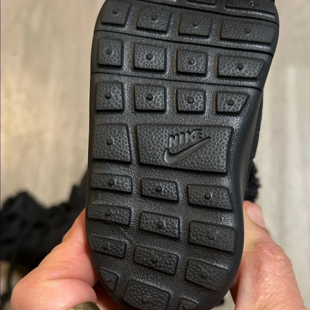 Nike Kids Black Furry Boots (baby)